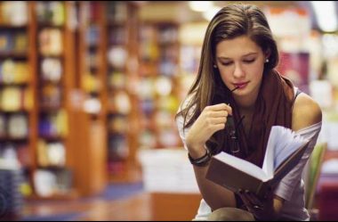 Este app resume livros em texto e áudio para poupar seu tempo